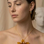 Collar Orquídea Ámbar - Encapsulada en Resina