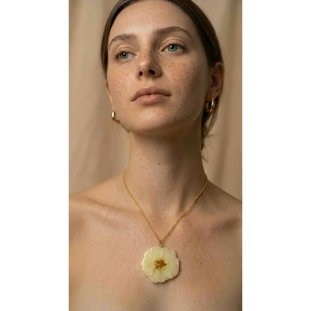 Collar Rosa Marfil Natural - Encapsulada en Resina