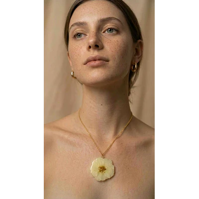 Collar Rosa Marfil Natural - Encapsulada en Resina