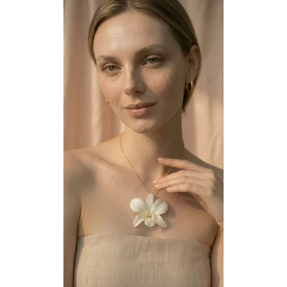 Collar de Orquídea Blanca Natural - Encapsulada en Resina