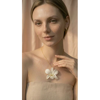 Collar de Orquídea Blanca Natural - Encapsulada en Resina