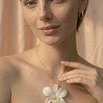 Collar de Orquídea Blanca Natural - Encapsulada en Resina