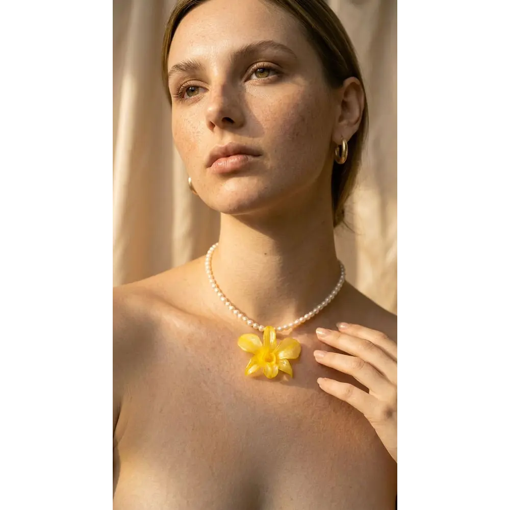 Collar Orquídea Amarilla y Perlas de Río Naturales - Encapsulada en Resina