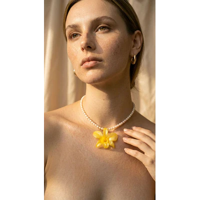 Collar Orquídea Amarilla y Perlas de Río Naturales - Encapsulada en Resina
