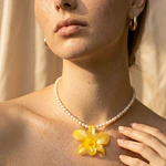 Collar Orquídea Amarilla y Perlas de Río Naturales - Encapsulada en Resina
