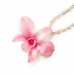 Collar Orquídea Rosada con Perlas de Río Naturales | Joyería Botánica en Resina