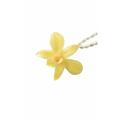 Collar Orquídea Amarilla y Perlas de Río Naturales - Encapsulada en Resina
