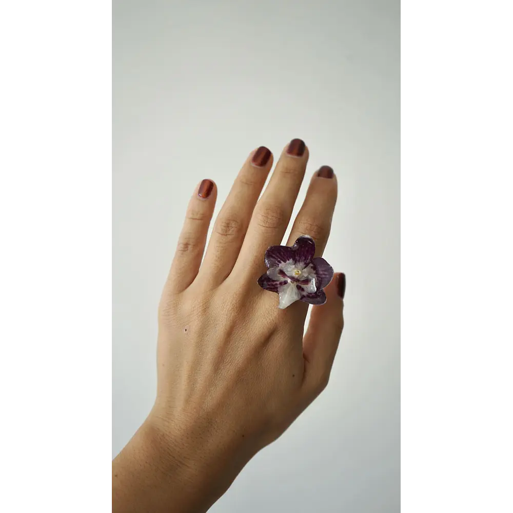 Anillo de Orquídea Morado Oscuro Natural Preservada | Cande Art