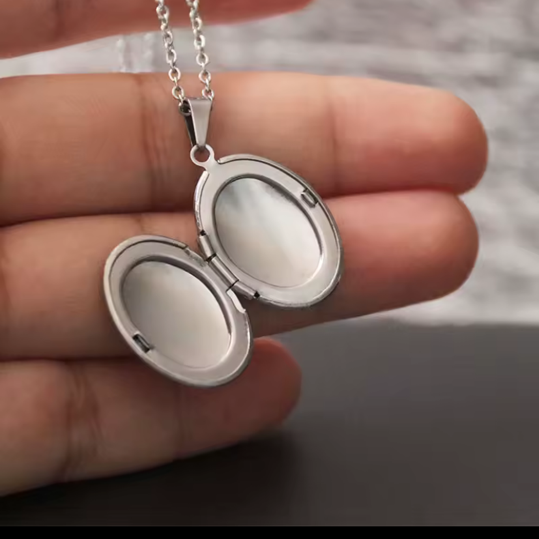 Collar Relicario Ovalado con Diseño 2