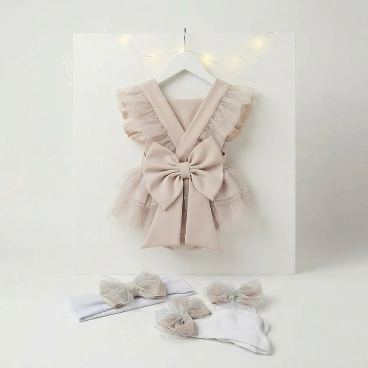 Vestido/Fofo Constança c/tule #Bege com laço Rabo de Peixe #Bege 1
