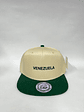 Gorra plana lisa 6p - Bicolor Beige x negro / Venezuela 3D - Miniatura 3