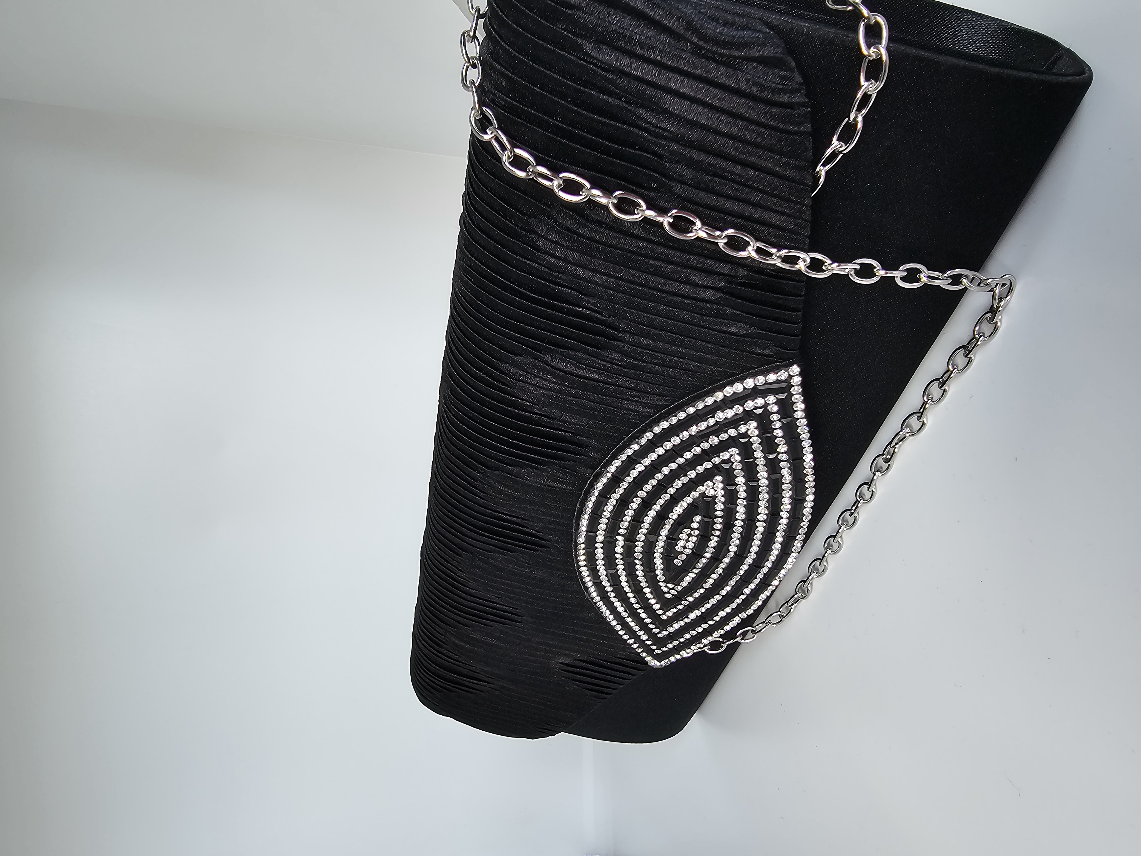 Sobre negro con strass