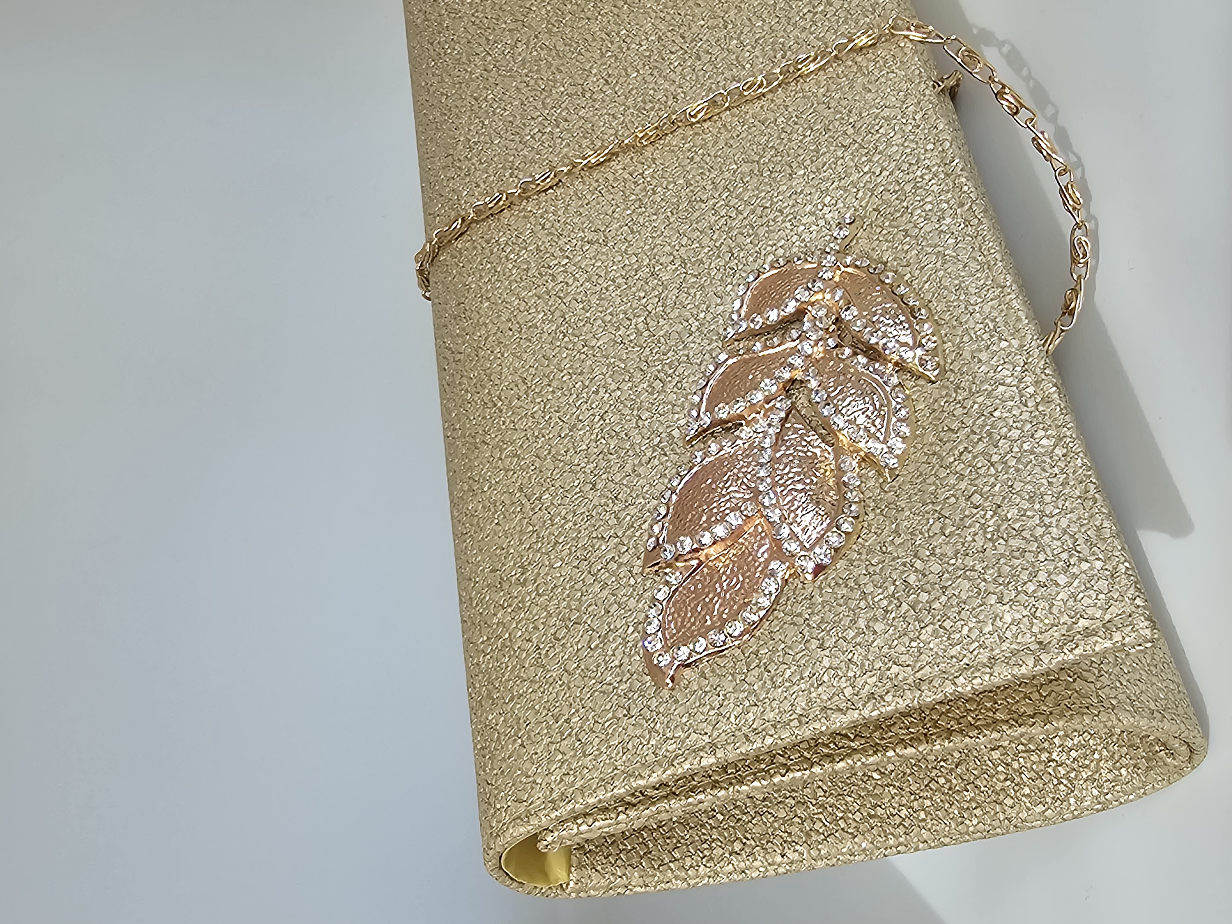 Sobre dorado con strass