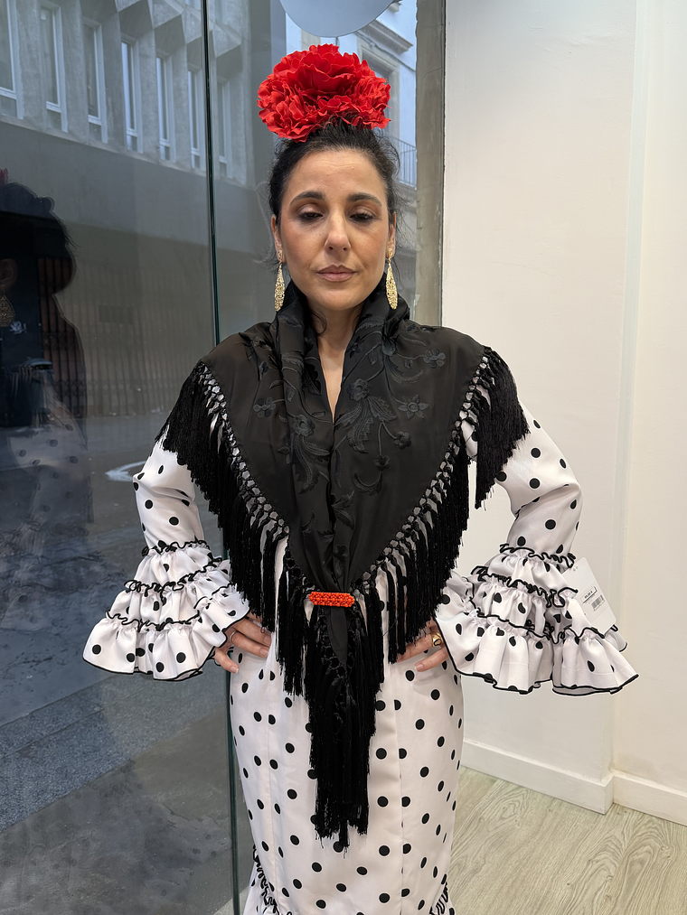 MANTONCILLO NEGRO BORDADO NEGRO 1