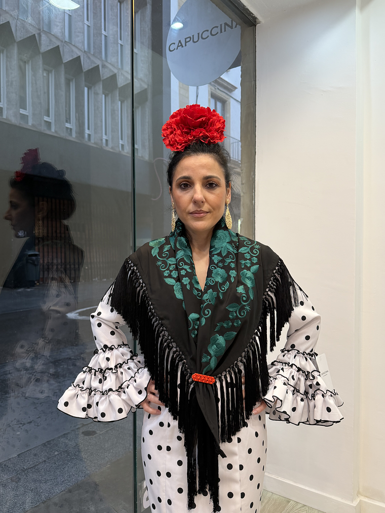 MANTONCILLO NEGRO BORDADO VERDE 1