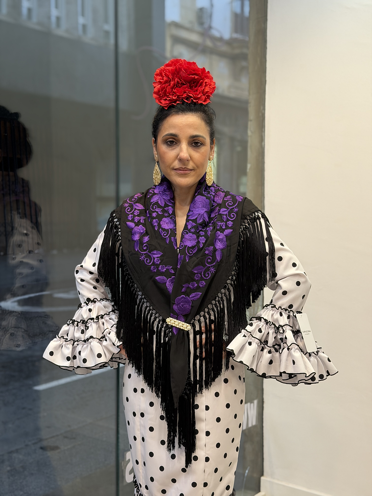 MANTONCILLO NEGRO BORDADO MORADO 1