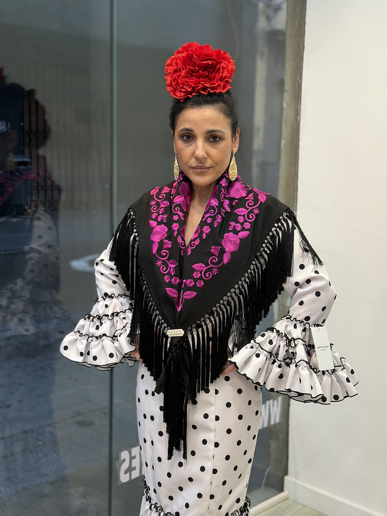 MANTONCILLO NEGRO BORDADO ROSA 1