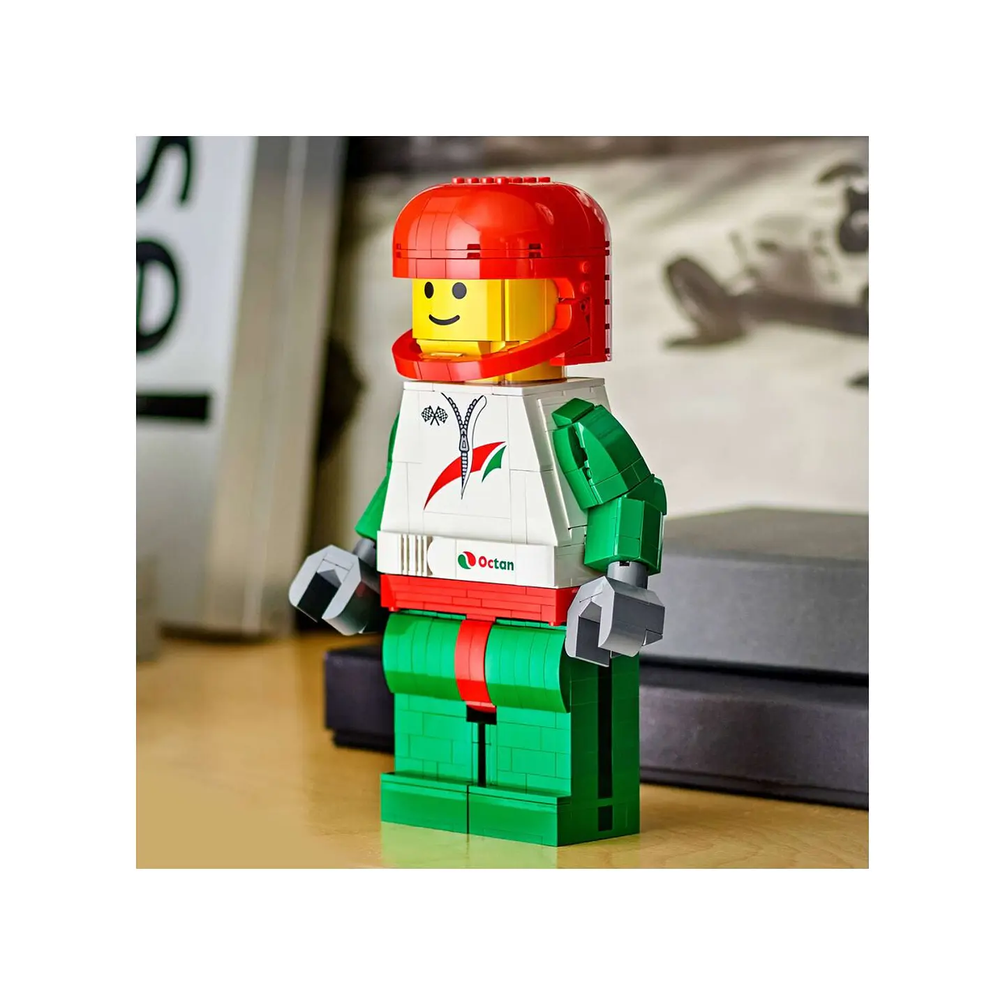 LEGO Minifigura Piloto de Carreras a Escala (40819) 2