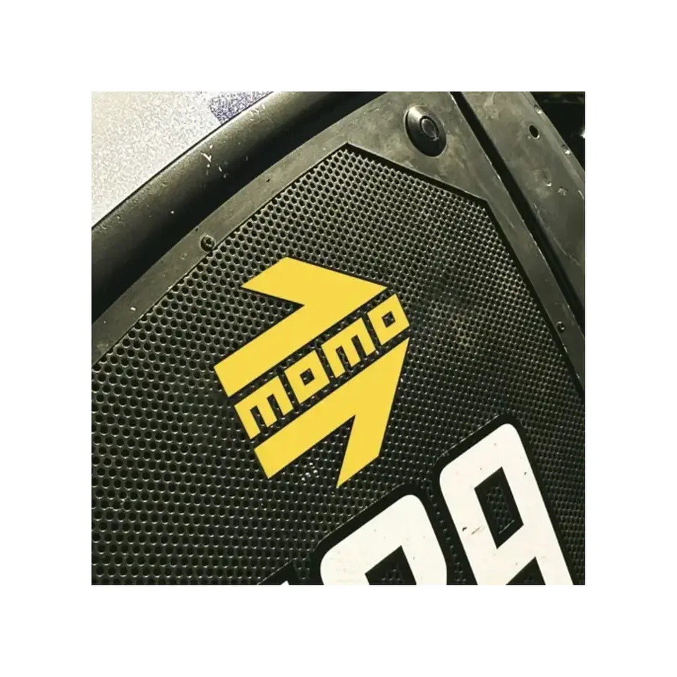 MOMO Sticker Arrow Logo Amarillo 2
