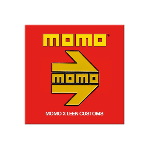 MOMO x Leen Logo Pin de Colección