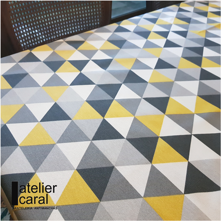 TRIÁNGULOS<br>RETRO AMARILLO<br>mantel cuadrado<br>1,8 x 1,8 m<br><br> [ 🚚 en stock ] llega 2 · 4 días