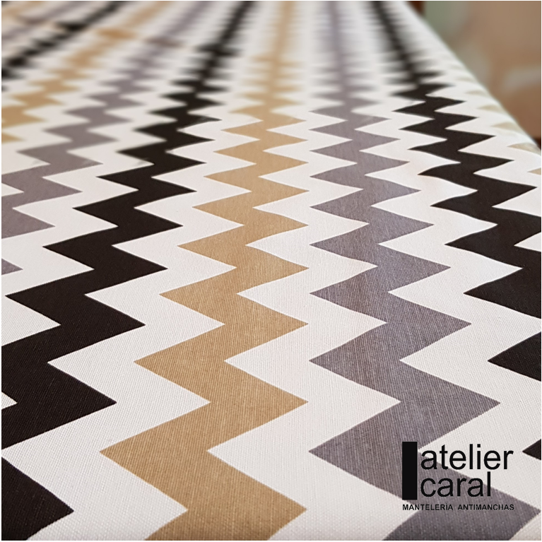 CHEVRON<br>TRICOLOR BEIGE<br>mantel redondo<br>diámetro 1,8 m<br><br>[ en stock ]<br>[ llega 2 · 4 días ]