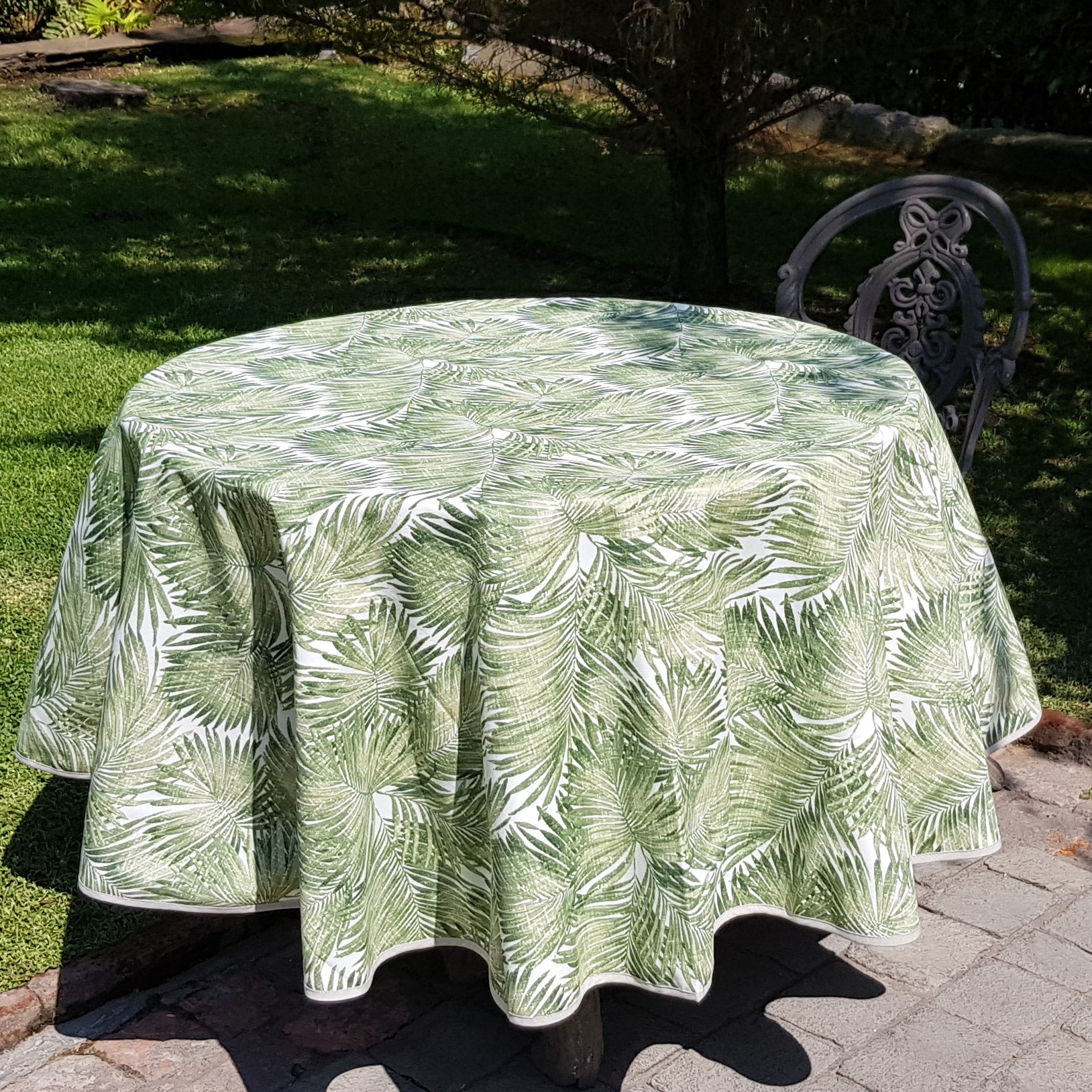 PALMERAS VERDE <br> mantel redondo antimanchas diámetro 1,5 m