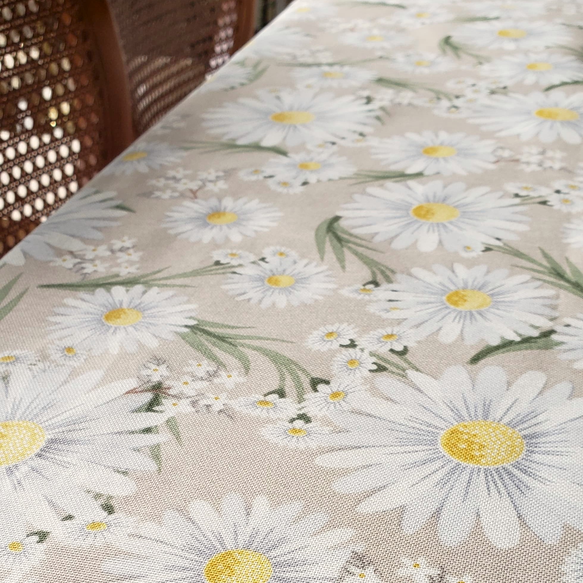 MARGARITAS beige mantel 1,5 x 2,4 m antimanchas
