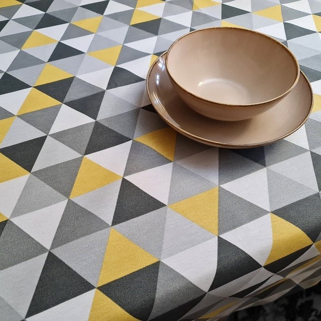 TRIÁNGULOS RETRO amarillo mantel 1,5 x 2,4 m antimanchas