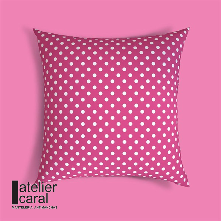 LUNARES<br>FUCSIA<br>funda antimanchas<br>45 x 45 cm<br>cierre invisible