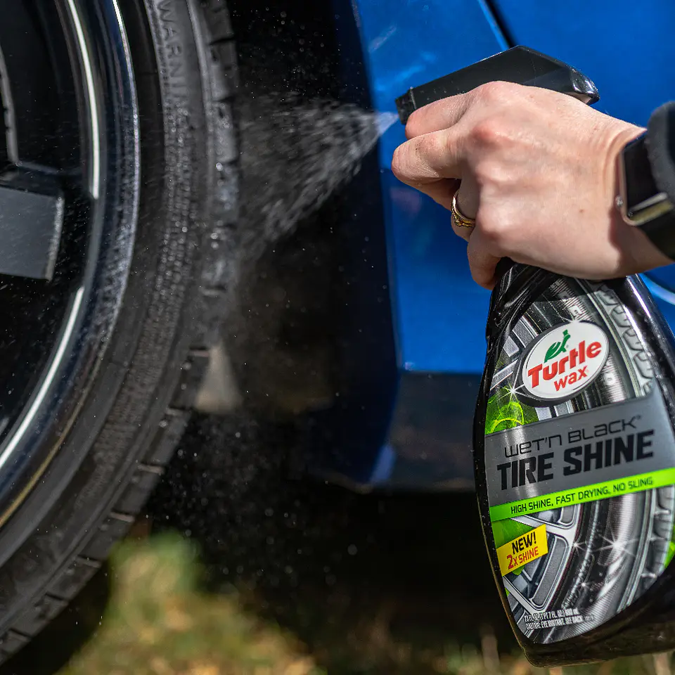 Pack Llantas y Aros (Wet & Black Tire Shine 680mL + Wheel & Tire Cleaner 680mL + Cepillo para Llantas) 3