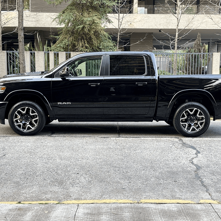 RAM 1500 Laramie 3.0 4WD / AÑO 2025 / 3.798KM / 4X4 / AUTOMATICA / DIESEL 4