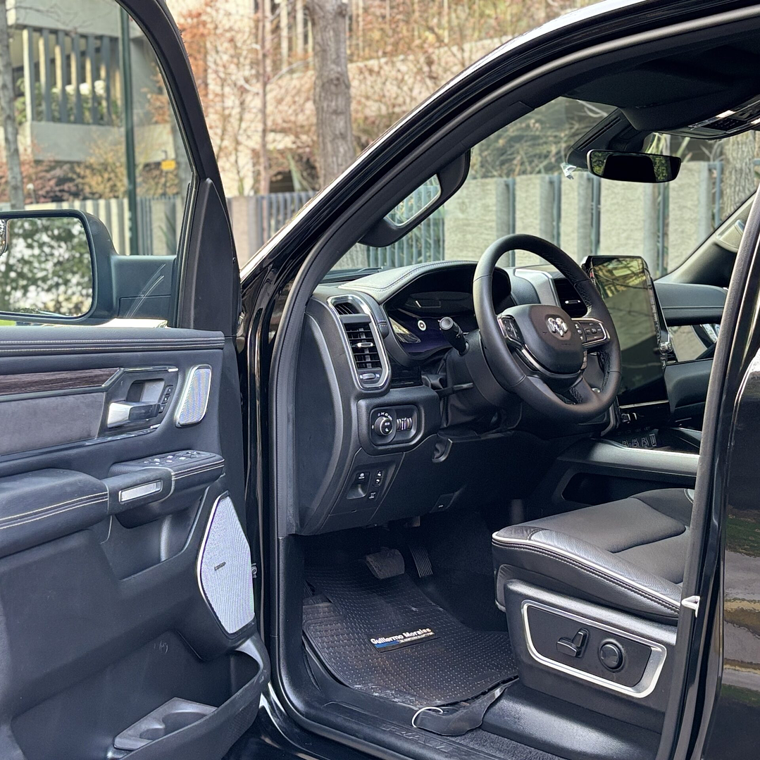 RAM 1500 Laramie 3.0 4WD / AÑO 2025 / 3.798KM / 4X4 / AUTOMATICA / DIESEL 14