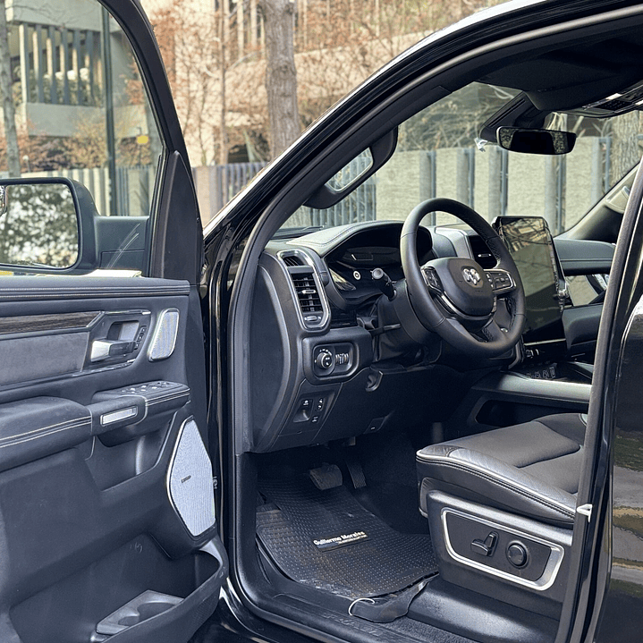 RAM 1500 Laramie 3.0 4WD / AÑO 2025 / 3.798KM / 4X4 / AUTOMATICA / DIESEL 14