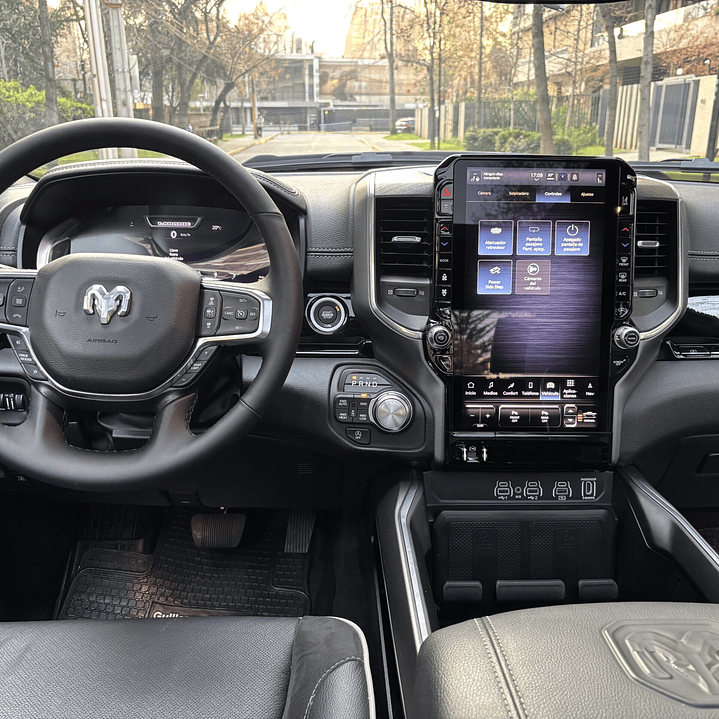 RAM 1500 Laramie 3.0 4WD / AÑO 2025 / 3.798KM / 4X4 / AUTOMATICA / DIESEL 25