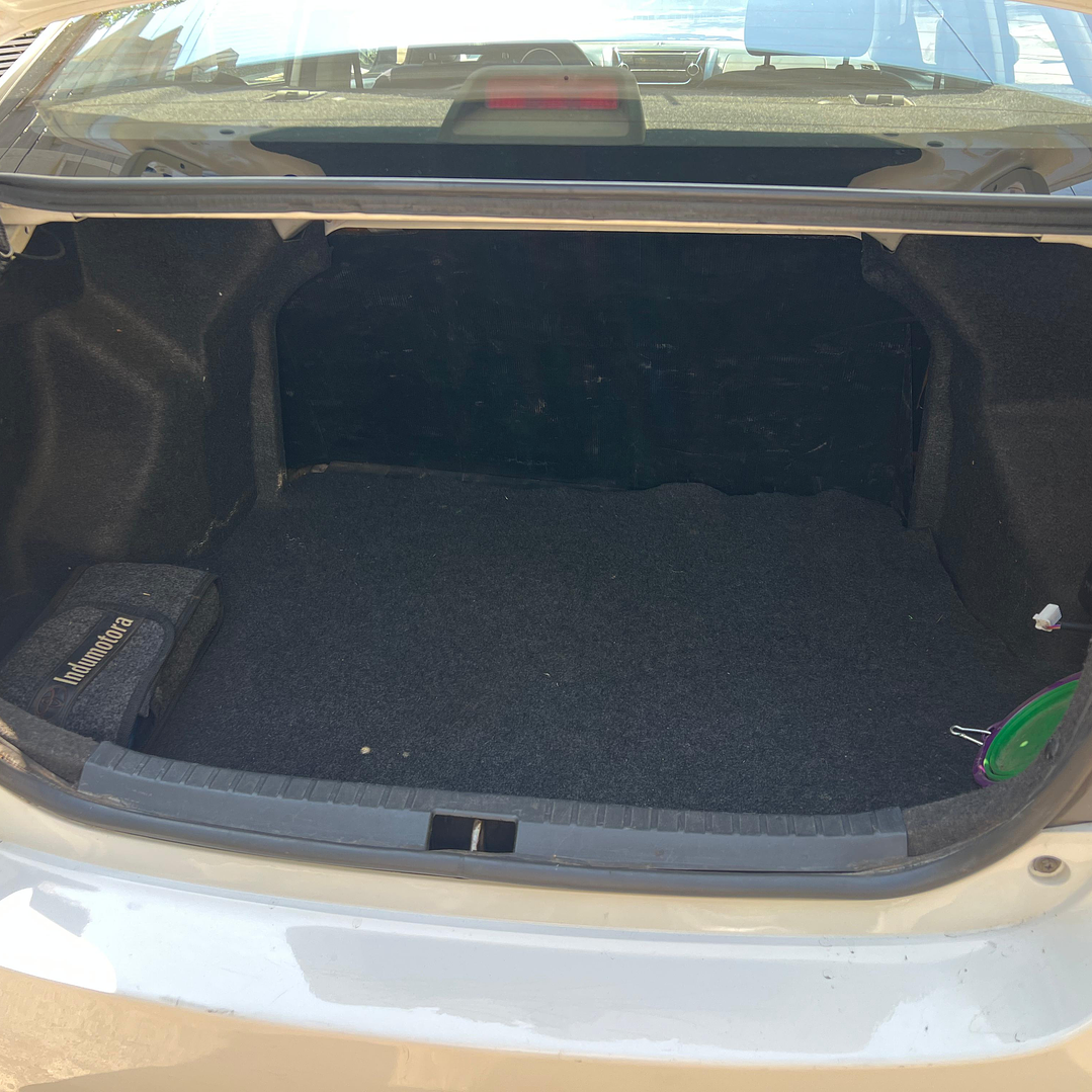 TOYOTA YARIS XLI 1.5 / AÑO 2014 / 90.000KM / 4X2 / MECANICA / BENCINA 9