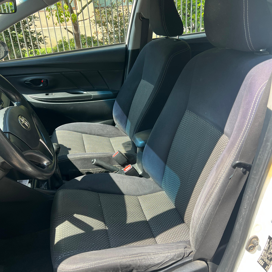 TOYOTA YARIS XLI 1.5 / AÑO 2014 / 90.000KM / 4X2 / MECANICA / BENCINA 10