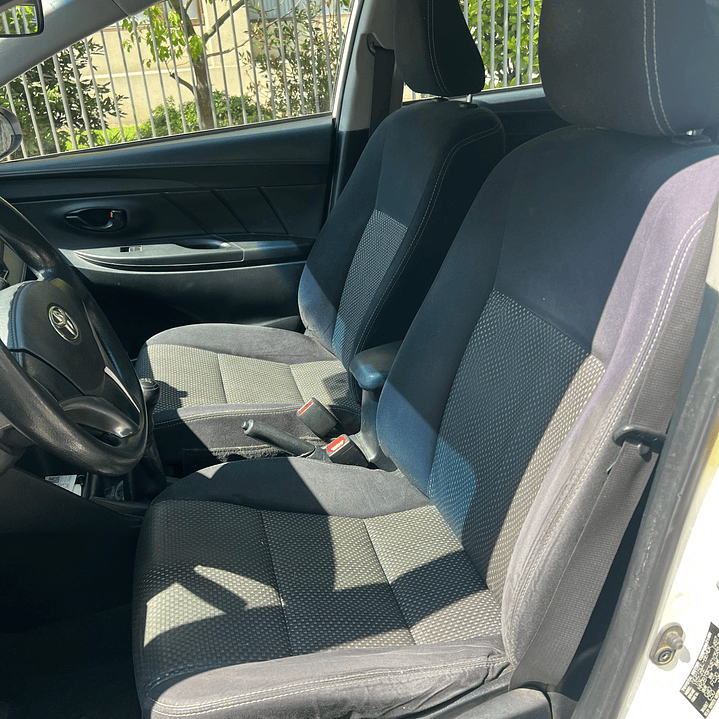 TOYOTA YARIS XLI 1.5 / AÑO 2014 / 90.000KM / 4X2 / MECANICA / BENCINA 10