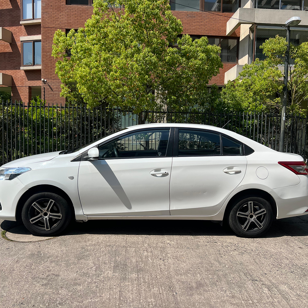 TOYOTA YARIS XLI 1.5 / AÑO 2014 / 90.000KM / 4X2 / MECANICA / BENCINA 4