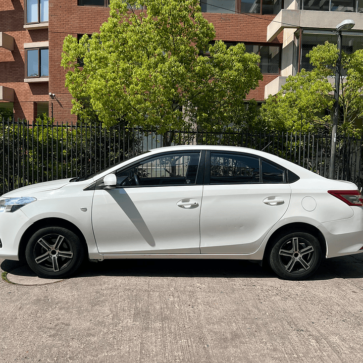 TOYOTA YARIS XLI 1.5 / AÑO 2014 / 90.000KM / 4X2 / MECANICA / BENCINA 4