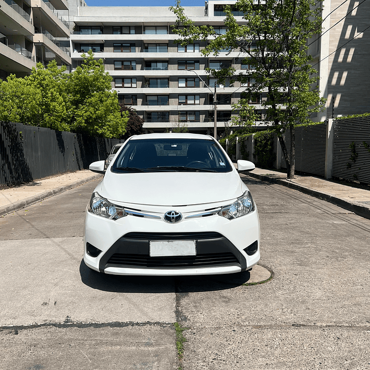 TOYOTA YARIS XLI 1.5 / AÑO 2014 / 90.000KM / 4X2 / MECANICA / BENCINA 2
