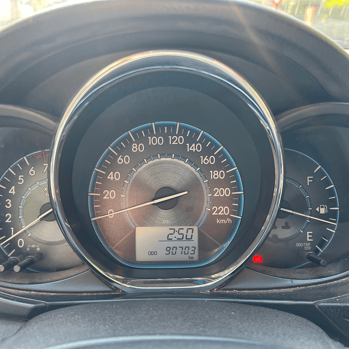 TOYOTA YARIS XLI 1.5 / AÑO 2014 / 90.000KM / 4X2 / MECANICA / BENCINA 13