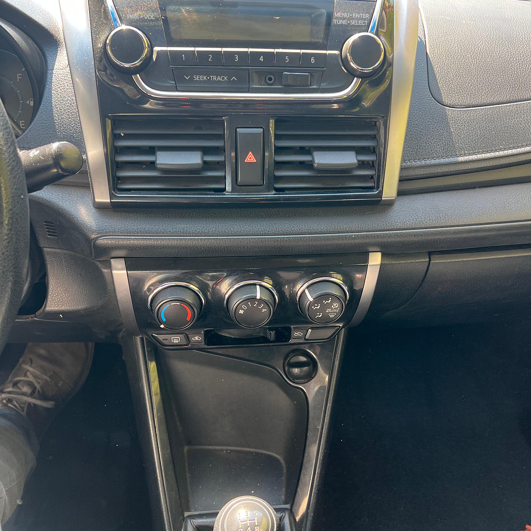 TOYOTA YARIS XLI 1.5 / AÑO 2014 / 90.000KM / 4X2 / MECANICA / BENCINA 14