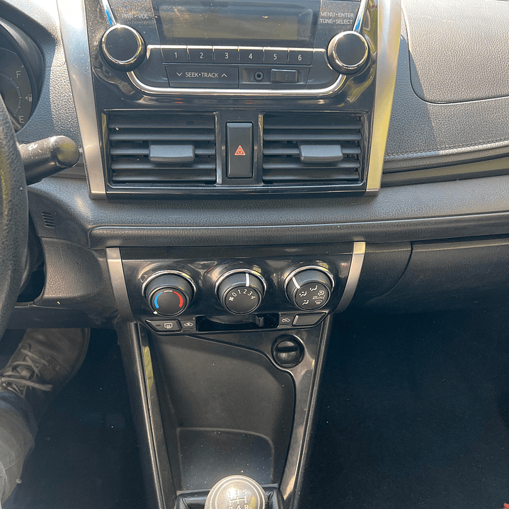 TOYOTA YARIS XLI 1.5 / AÑO 2014 / 90.000KM / 4X2 / MECANICA / BENCINA 14