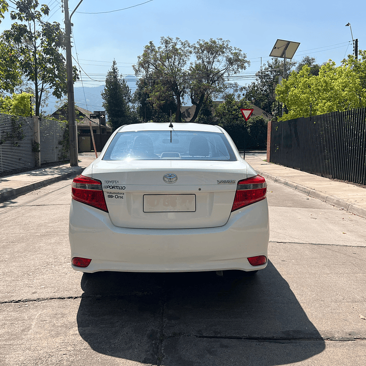 TOYOTA YARIS XLI 1.5 / AÑO 2014 / 90.000KM / 4X2 / MECANICA / BENCINA 6