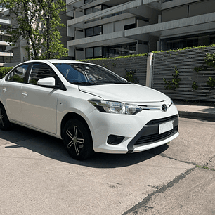 TOYOTA YARIS XLI 1.5 / AÑO 2014 / 90.000KM / 4X2 / MECANICA / BENCINA