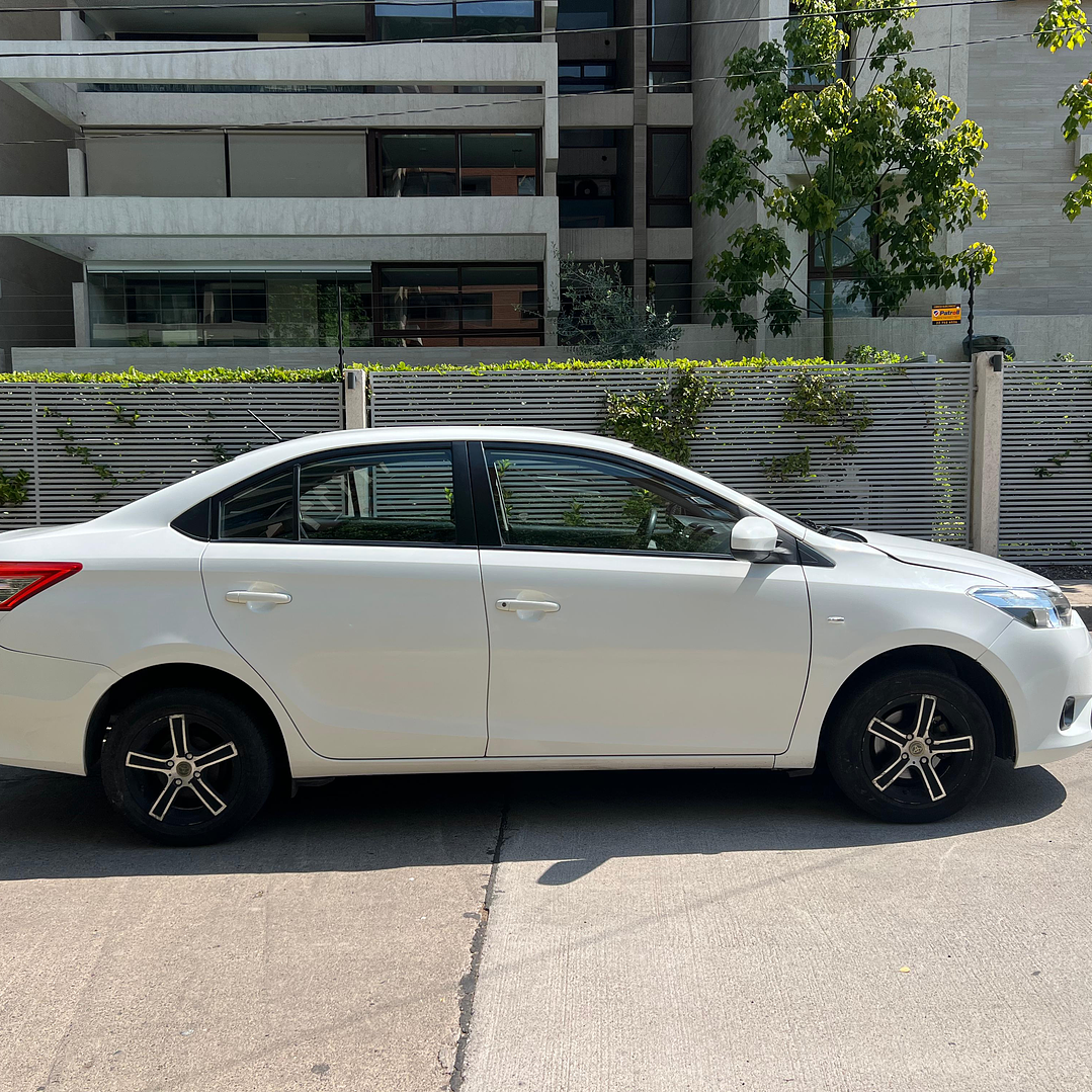 TOYOTA YARIS XLI 1.5 / AÑO 2014 / 90.000KM / 4X2 / MECANICA / BENCINA 8