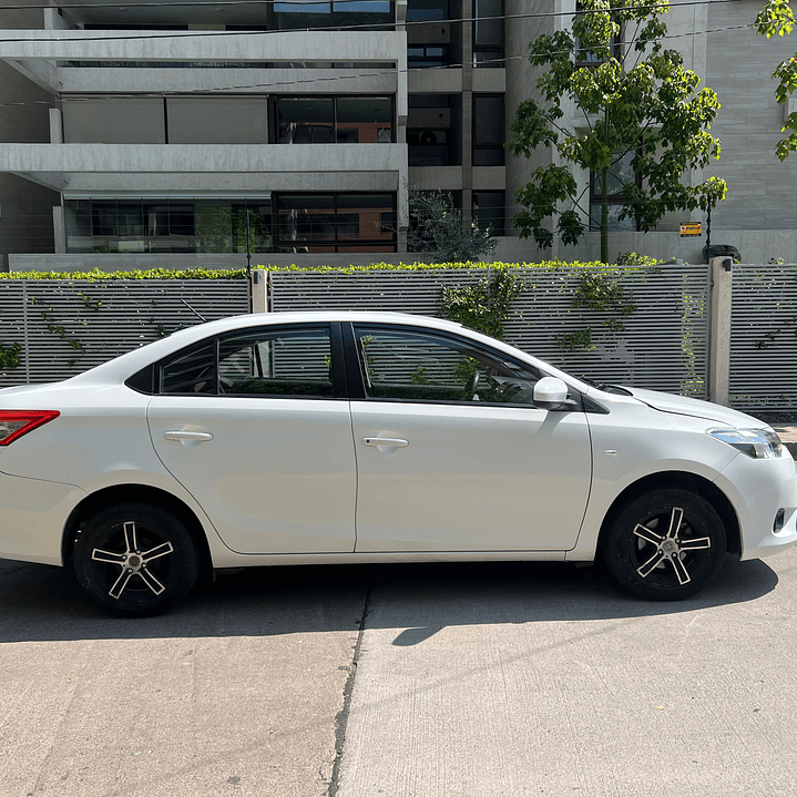 TOYOTA YARIS XLI 1.5 / AÑO 2014 / 90.000KM / 4X2 / MECANICA / BENCINA 8