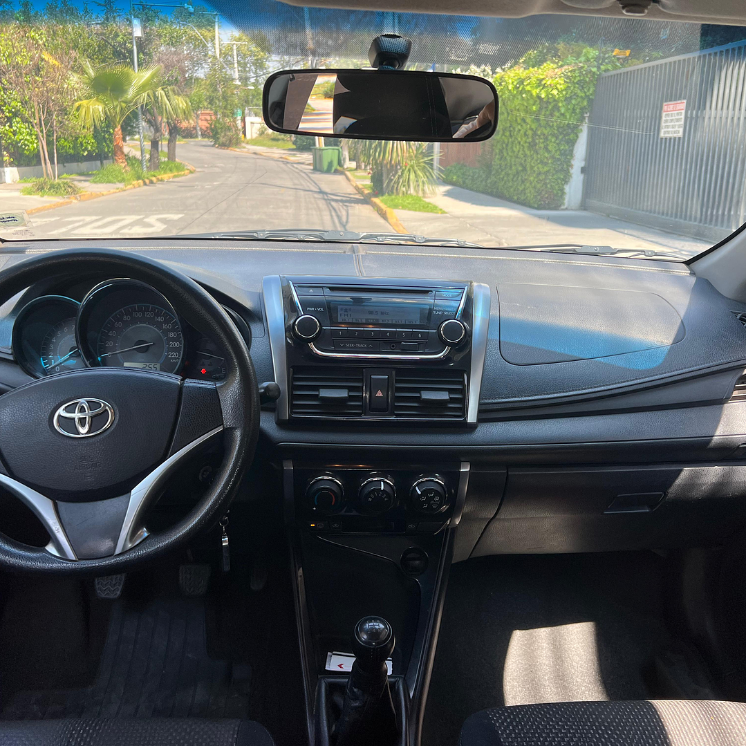 TOYOTA YARIS XLI 1.5 / AÑO 2014 / 90.000KM / 4X2 / MECANICA / BENCINA 15