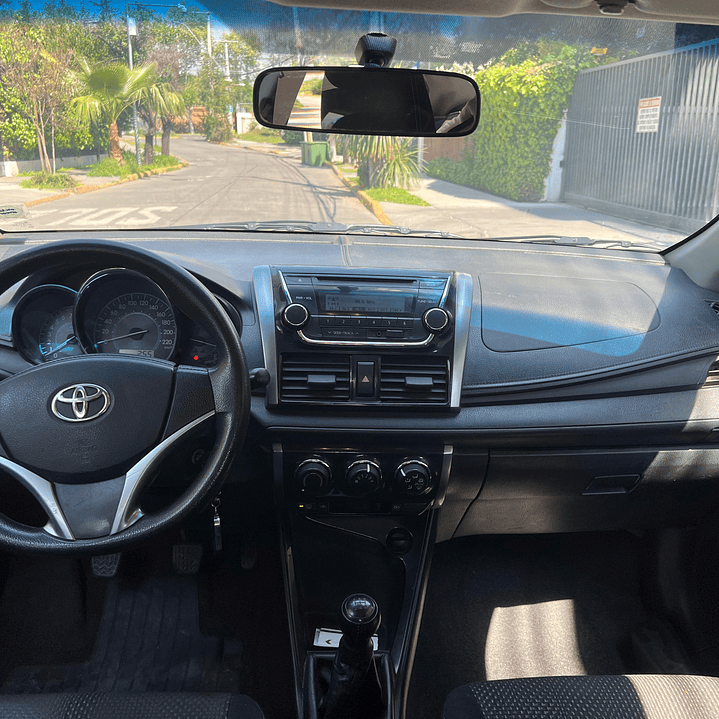 TOYOTA YARIS XLI 1.5 / AÑO 2014 / 90.000KM / 4X2 / MECANICA / BENCINA 15